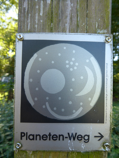 Wegweiser zum Planetenweg in Bobengrün